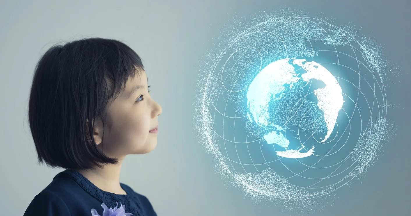 kleines Mädchen beobachten einen holographischen Planeten Erde.