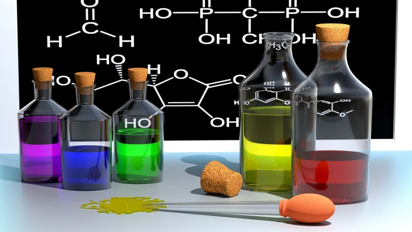 Titelbild "Chemische Reaktionen" Bilder von bunten Flüssigkeiten mit chemischen Formeln im Hintergrund